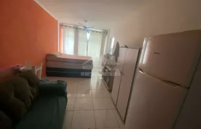 Kitnet amplo, na aviação, mobiliado, 150 metros da praia.