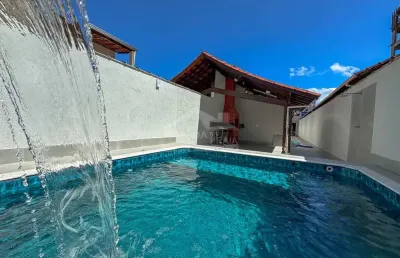 Casa geminada no canto do forte, 3 dormitórios, closet, piscina, quintal, confira em praia grande.