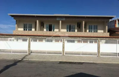 Casa sobreposta de condomínio na mirim, 2 suítes, somente aqui na imobiliária morada na praia.