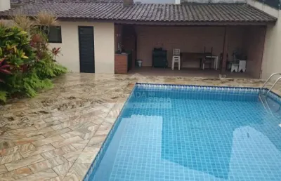 Sobrado isolado no canto do forte, 5 dormitórios, 8 vagas, piscina, confira em praia grande.