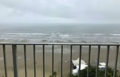 Apartamento frente ao mar na aviação, 2 dormitórios, sacada, confira em praia grande.