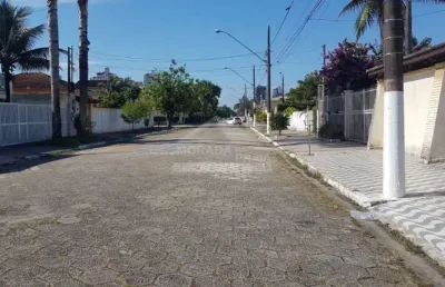 Casa isolada no canto do forte, 3 dormitórios, piscina, churrasqueira, confira em praia grande.