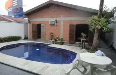 Casa moderna bem localizada c/ edícula e piscina enseada guarujá