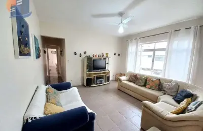 Amplo apartamento com ótima localização a 250 metros da praia.
