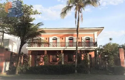 Casa estilo colonial, apenas 150 metros da praia de pernambuco .