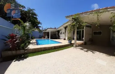 Casa térrea aconchegante com excelente localização a 250 metros do mar.