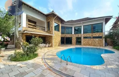 Apenas 100 metros na praia da enseada. casa residencial ou comercial.