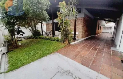 Casa na praia das astúrias 3 dormitorios sendo 1 suíte!