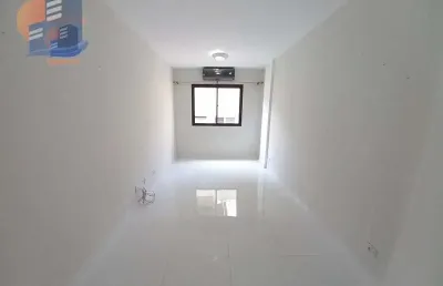 Excelente apartamento reformado região dos hotéis na praia da enseada - guarujá.
