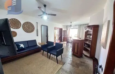 Amplo apartamento, prédio c/ lazer, apenas 300m da praia!