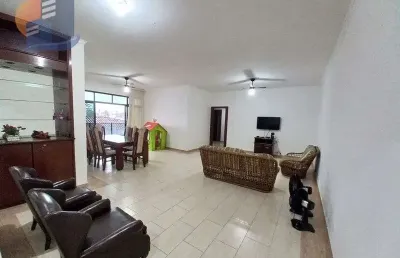 Amplo apartamento à venda no guarujá – conforto e lazer à beira-mar.