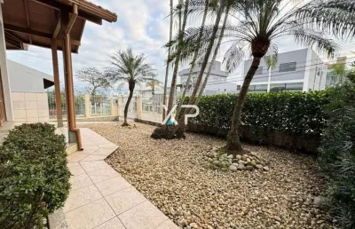 Casa na pedra branca com 4 quartos sendo 2 suítes, 4 banheiros e 4 vagas de garagem