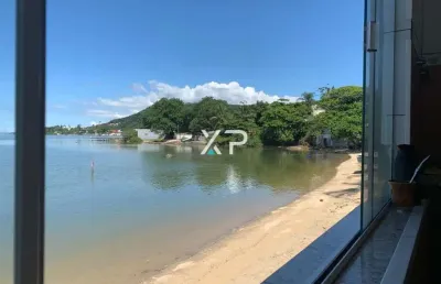 Casa no centro de são josé com acesso exclusivo para barco.