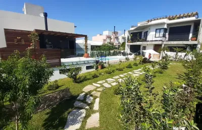Casa em garopaba com terreno amplo e piscina aquecida