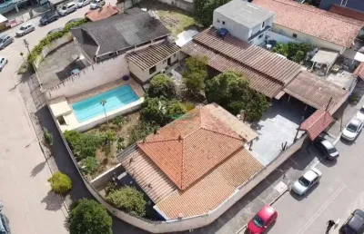 Casas em um ótimo terreno para construir salas comerciais ou qualquer tipo de comércio em ponto estratégico bem comercial.