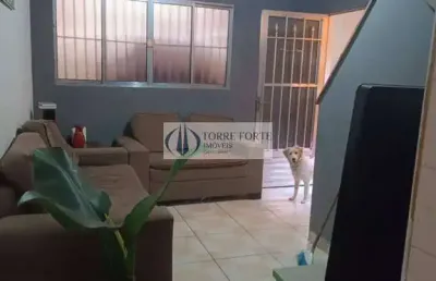 Sobrado amplo com 4 dormitórios, sendo 1 suíte e 1 vaga no jardim lajeado