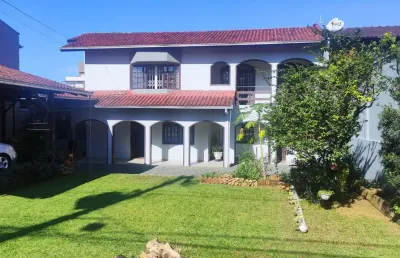 Vendo sobrado jardim iririu uma suite e dois dormitórios.