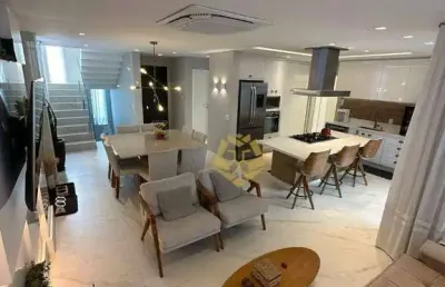 Casa com 327m² construída em condomínio no uberaba.