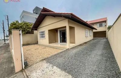 Terreno com 2 edificações independentes a 170 metros do mar, localizado no bairro meia praia
