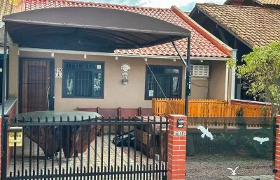 Casa geminada com 02 dormitórios, averbada - no bairro itacolomi em balneário piçarras!!