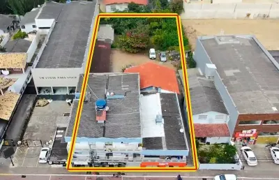 Terreno com edificação residencial e comercial na avenida central de navegantes