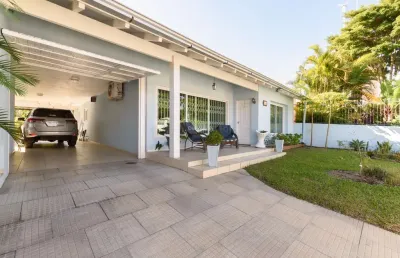Casa com 3 quartos à venda na avenida copacabana, 140, vila assunção, porto alegre por r$ 1.850.000