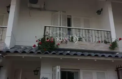 Casa com 2 quartos à venda na rua irmão jaime biazus, 43, guarujá, porto alegre por r$ 599.000