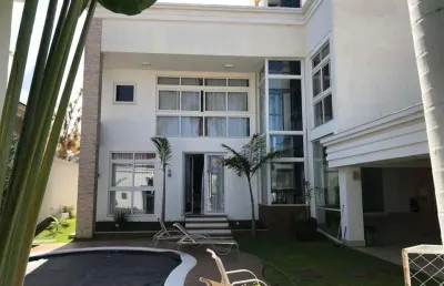 Vendo casa sendo sobrado 4 suítes sendo uma máster com banheira com elevador em condomínio fechado na rua 12 residencial colibri, casa de alto padrão.