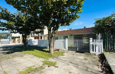 Casa à venda na Rua São Mateus, 527, Caiobá, Matinhos
