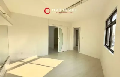 Ampla sala comercial com recepção e ótima iluminação: três salas privativas
