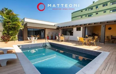 Casa espaçosa com piscina e área para escritório: conforto e versatilidade