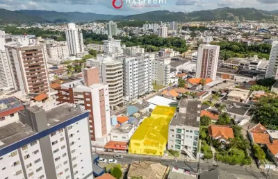 Terreno de 700m² no centro de tubarão: ideal para investir e construir!