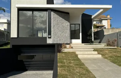 Excelente residência alto padrão dentro de condomínio fechado.