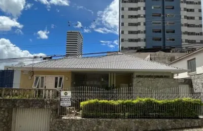 Excelente residência de alvenaria na região central  para locação