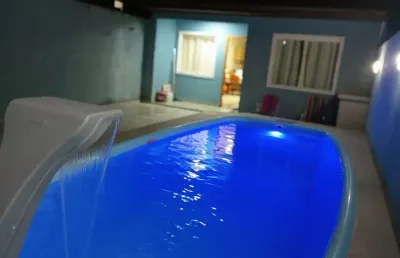 Casa com piscina em matinhos a duas quadras da praia 2 quartos