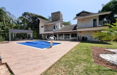 Casa à venda em condomínio fechado com 600m², piscina aquecida, 4 suítes, alto padrão, 10 vagas de garagem, sala de cinema, itapecerica da serra