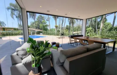 Casa à venda em condomínio fechado com 600m², piscina aquecida, 4 suítes, alto padrão, 10 vagas de garagem, sala de cinema, itapecerica da serra