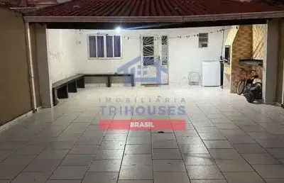 Linda casa à venda no bairro uberaba, com 2 dormitórios, churrasqueira e garagem para 4 carros por