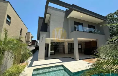 Linda casa com 4 suites e 4 vagas de garagem, com piscina no jardim do golf