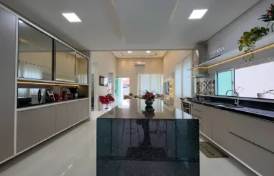 Aluga ou vende casa com 3 suítes  + energia solarcond. passaredo  (sendo uma suíte master com closet)