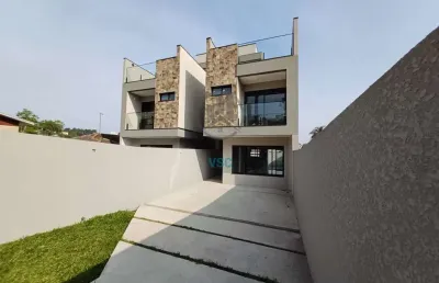Triplex com amplo terreno na frente e nos fundos, suíte ampla com sacada