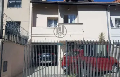 Sobrado frente pra rua  com ático e 3 quartos à venda no portão.
