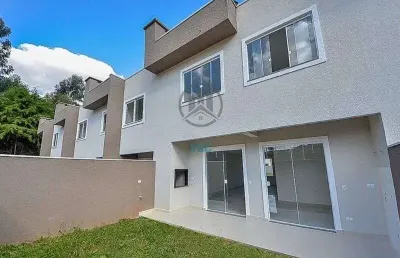 Sobrado em condomínio com piscina, 3 quartos sendo uma suíte com sacada