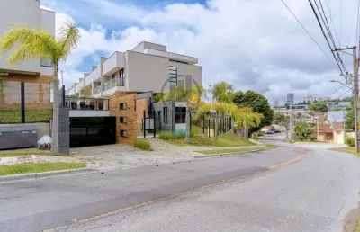 Tríplex exclusivo em condomínio, 3 suítes e amplo terreno nos fundos com 80m²