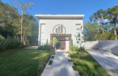 Casa em condomínio, com 3 suítes e com um bosque único e privativo