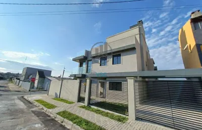 Tríplex de esquina, com 3 quartos sendo uma suíte e amplo terreno