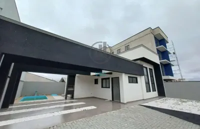 Casa térrea nova com piscina, 3 quartos sendo um deles com suíte e 5 vagas