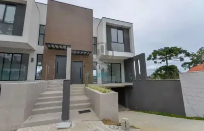 Tríplex em condomínio, 3 quartos sendo uma suíte com closet, 3 vagas e espaço nos fundos