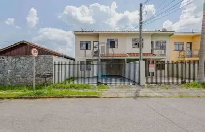 Sobrado de frente para rua com três quartos sendo uma suíte