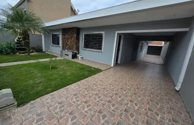 Casa térrea com 3 quartos e edícula localizada no neoville